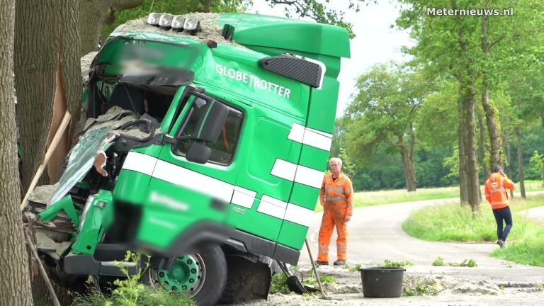 Een vrachtwagen is frontaal op een boom gereden woensdagmiddag. Hierdoor ontstond er een enorme ravage. De chauffeur werd gewond naar het ziekenhuis overgebracht