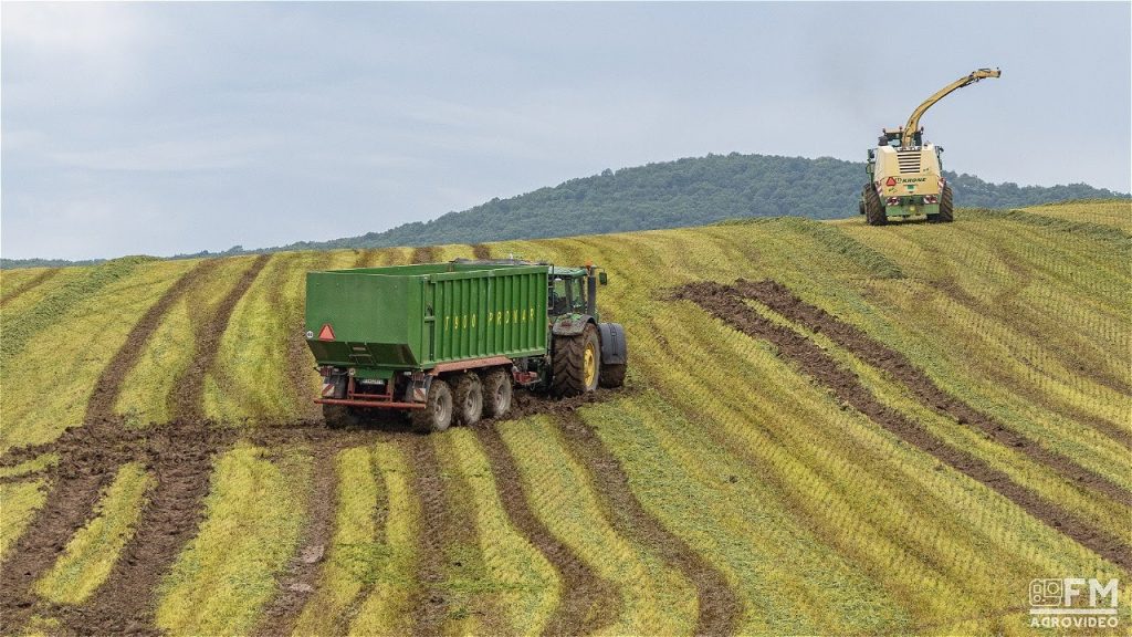 Flink nat in Slowakije! Silage 2022 met Krone BigX 650 hakselaar en 3x John Deere trekkers