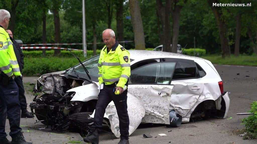 Motorblok uit auto na botsing tegen boom Ter Apelkanaal