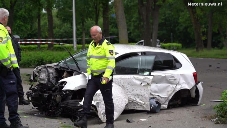 Motorblok uit auto na botsing tegen boom Ter Apelkanaal