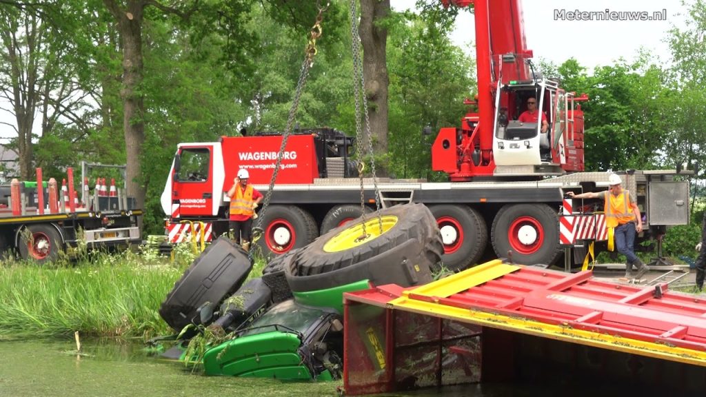 Een trekker met aanhanger is in de Verlengde Hoogeveense vaart beland