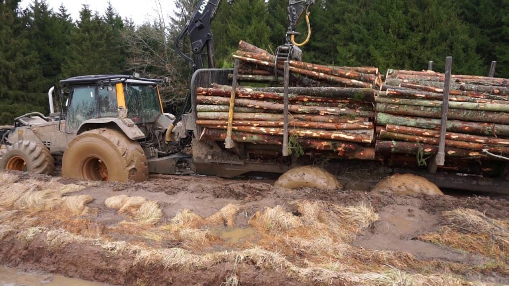 Valtra met bomen wagen komt vast te zitten in zeer natte omstandigheden!