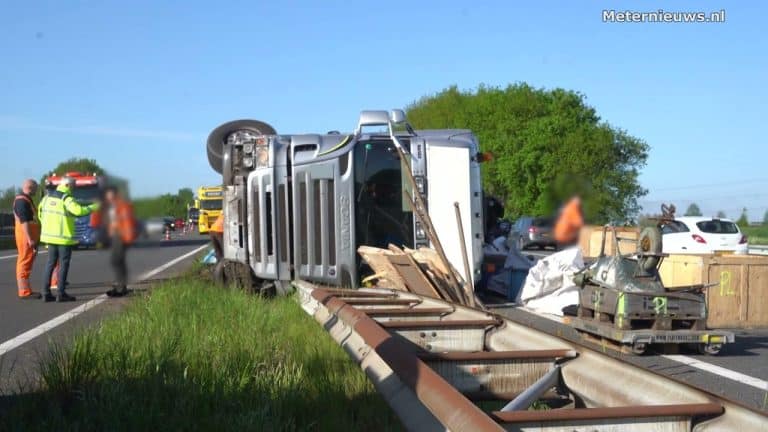 Vrachtwagen op de A28 op de kant bij Assen | Verkeerschaos