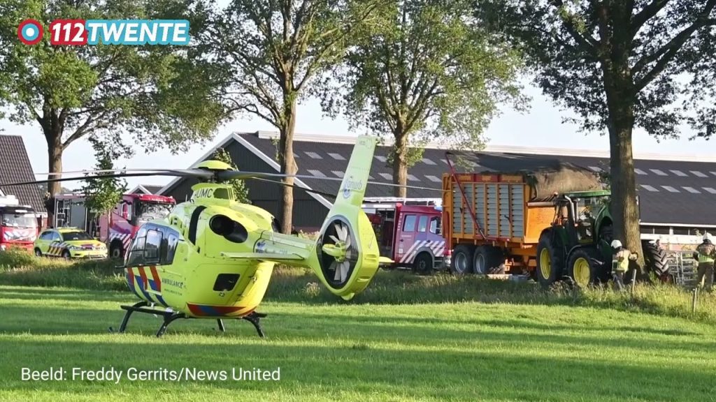 Ernstig ongeval in Vriezenveen | Trekker klapt tegen boom | Bestuurder gewond afgevoerd naar het ziekenhuis.