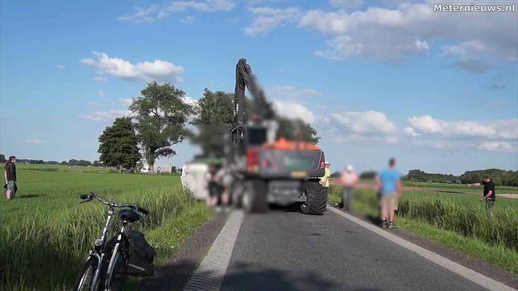 Trekker en giertank op zijn kant in de sloot | Trekker moest mogelijk uitwijken voor andere trekker