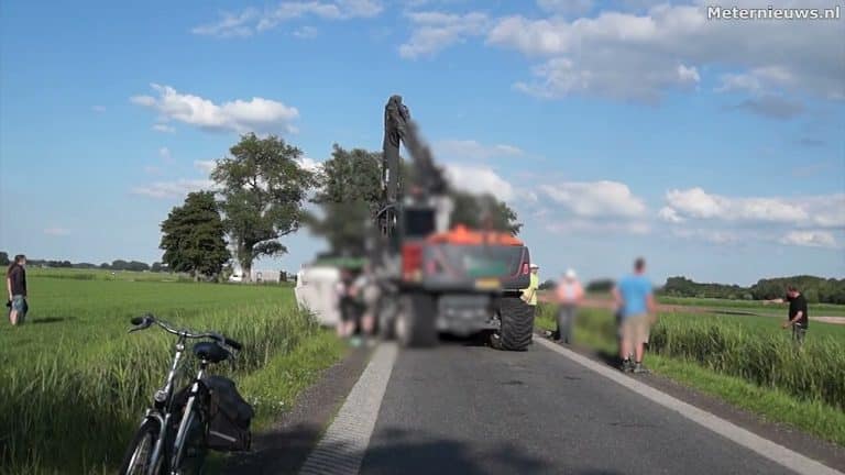 Trekker en giertank op zijn kant in de sloot | Trekker moest mogelijk uitwijken voor andere trekker