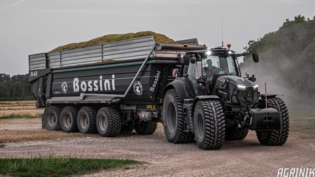Triticale hakselen XXL in Italië met een New Holland FR 850 hakselaar en 2x Bossini 4 asser kiepers