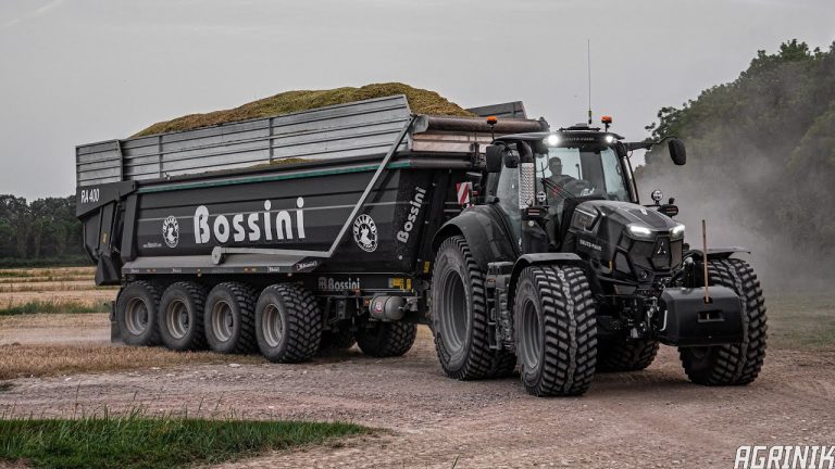 Triticale hakselen XXL in Italië met een New Holland FR 850 hakselaar en 2x Bossini 4 asser kiepers