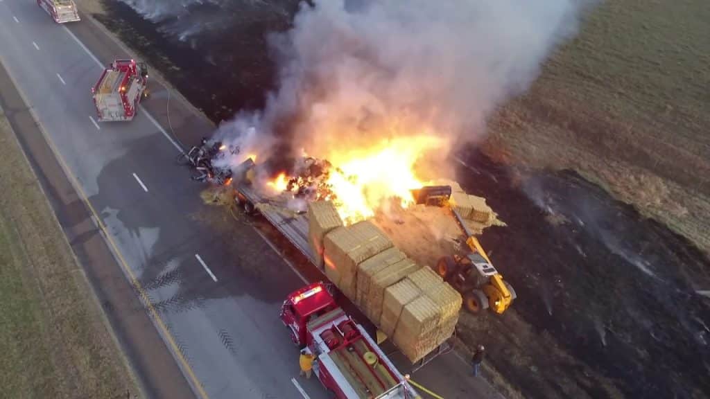 Truck geladen met stro staat in brand | Een perceel graan moet er ook aan geloven
